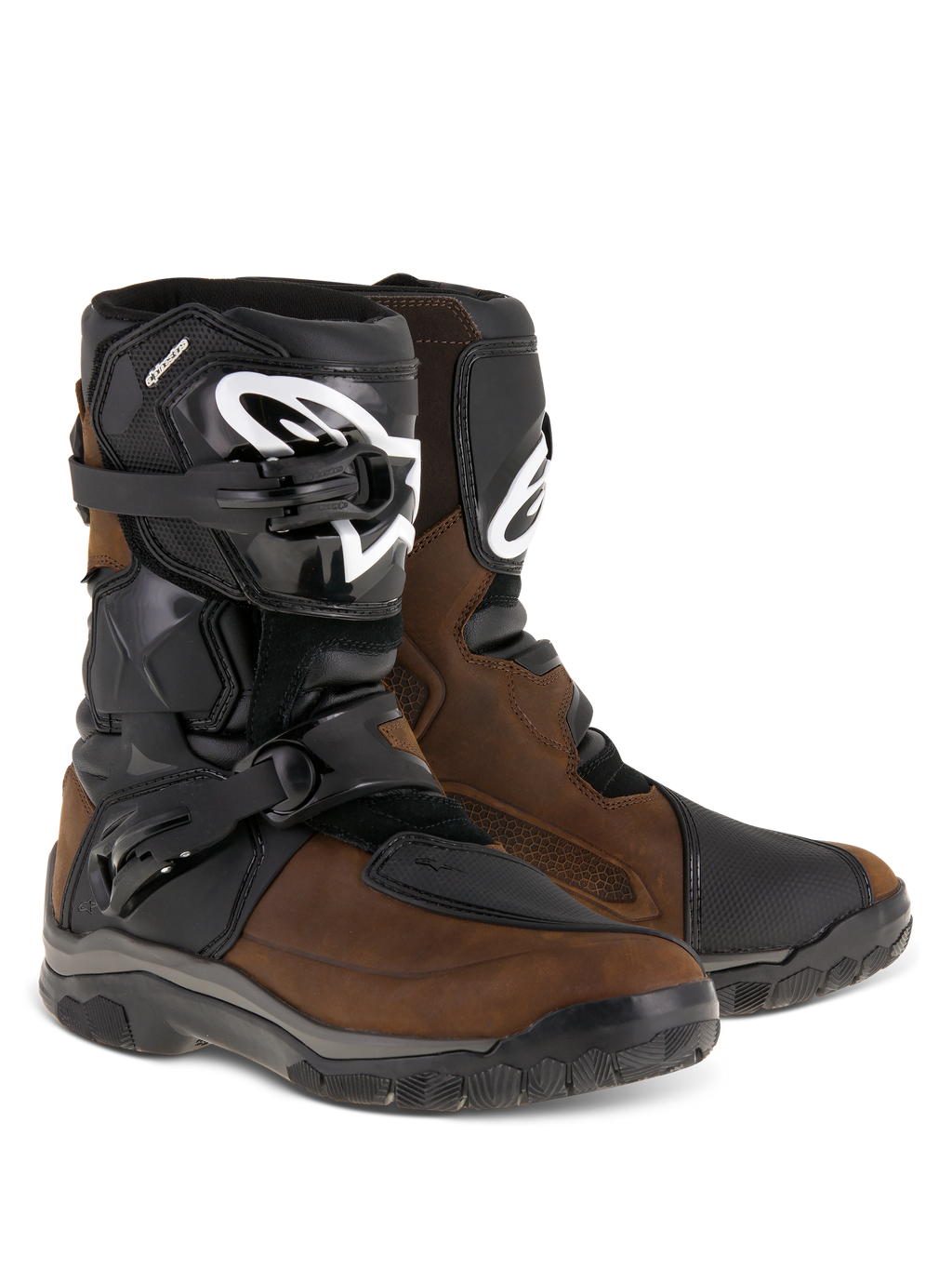 Alpinestars Belize Drystar® Boots, bottes de moto adventure touring, marron huilé et noir, dotées d'un design bas avec deux boucles latérales, plaque tibiale en TPU noir avec logo Alpinestars blanc, et semelles robustes en caoutchouc vulcanisé.