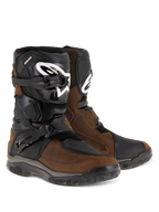 Alpinestars Belize Drystar® Boots, bottes de moto adventure touring, marron huilé et noir, dotées d'un design bas avec deux boucles latérales, plaque tibiale en TPU noir avec logo Alpinestars blanc, et semelles robustes en caoutchouc vulcanisé.