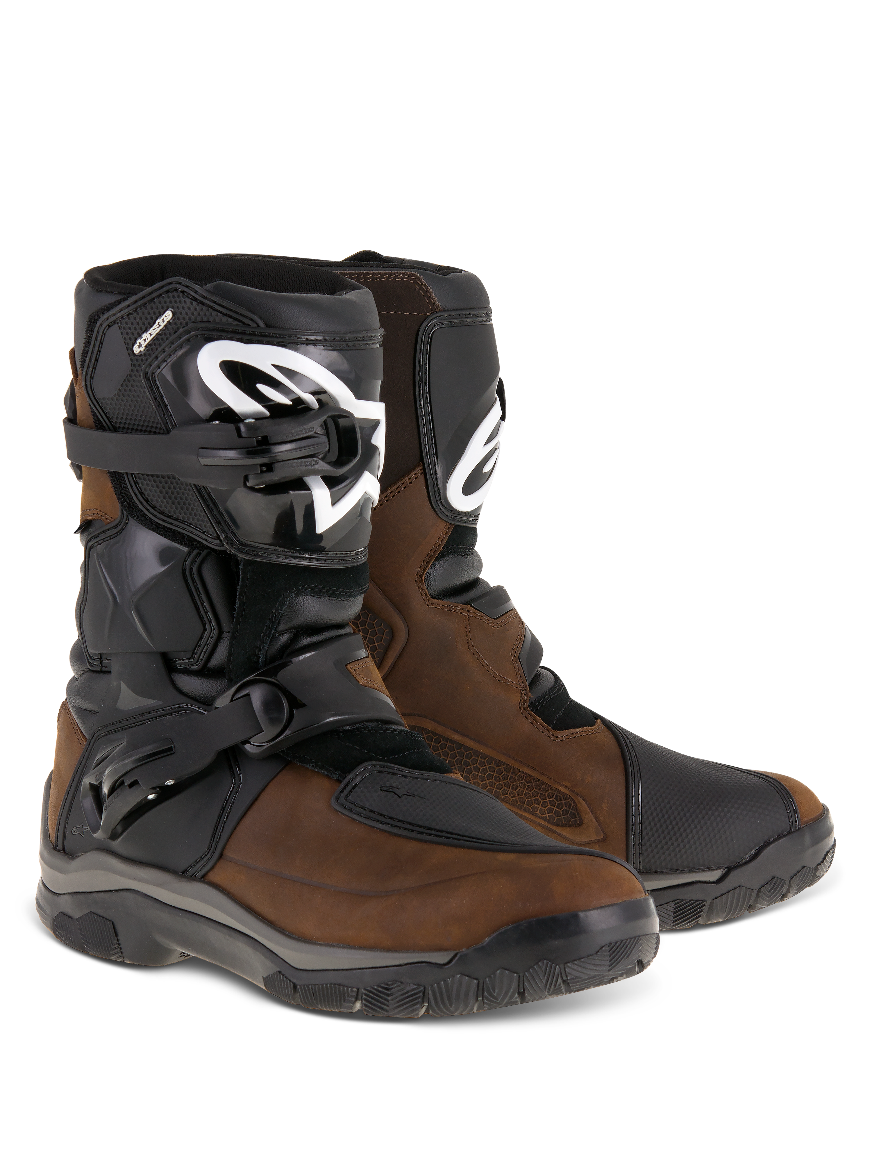 Alpinestars Belize Drystar® Boots, bottes de moto adventure touring, marron huilé et noir, dotées d'un design bas avec deux boucles latérales, plaque tibiale en TPU noir avec logo Alpinestars blanc, et semelles robustes en caoutchouc vulcanisé.