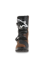 Bottes Alpinestars Belize Drystar®, bottes d'aventure touring, marron huilé et noir, vue de face montrant la plaque tibiale en TPU avec logo d'étoile blanc, système de fermeture à double boucle et semelle texturée robuste