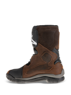 Bottes Alpinestars Belize Drystar®, bottes de moto adventure touring à tige courte, cuir brun huilé avec accents noirs et gris, présentant le côté médial avec un large panneau de préhension à texture thermopressée, plaque tibiale en TPU et semelle robuste en caoutchouc vulcanisé.