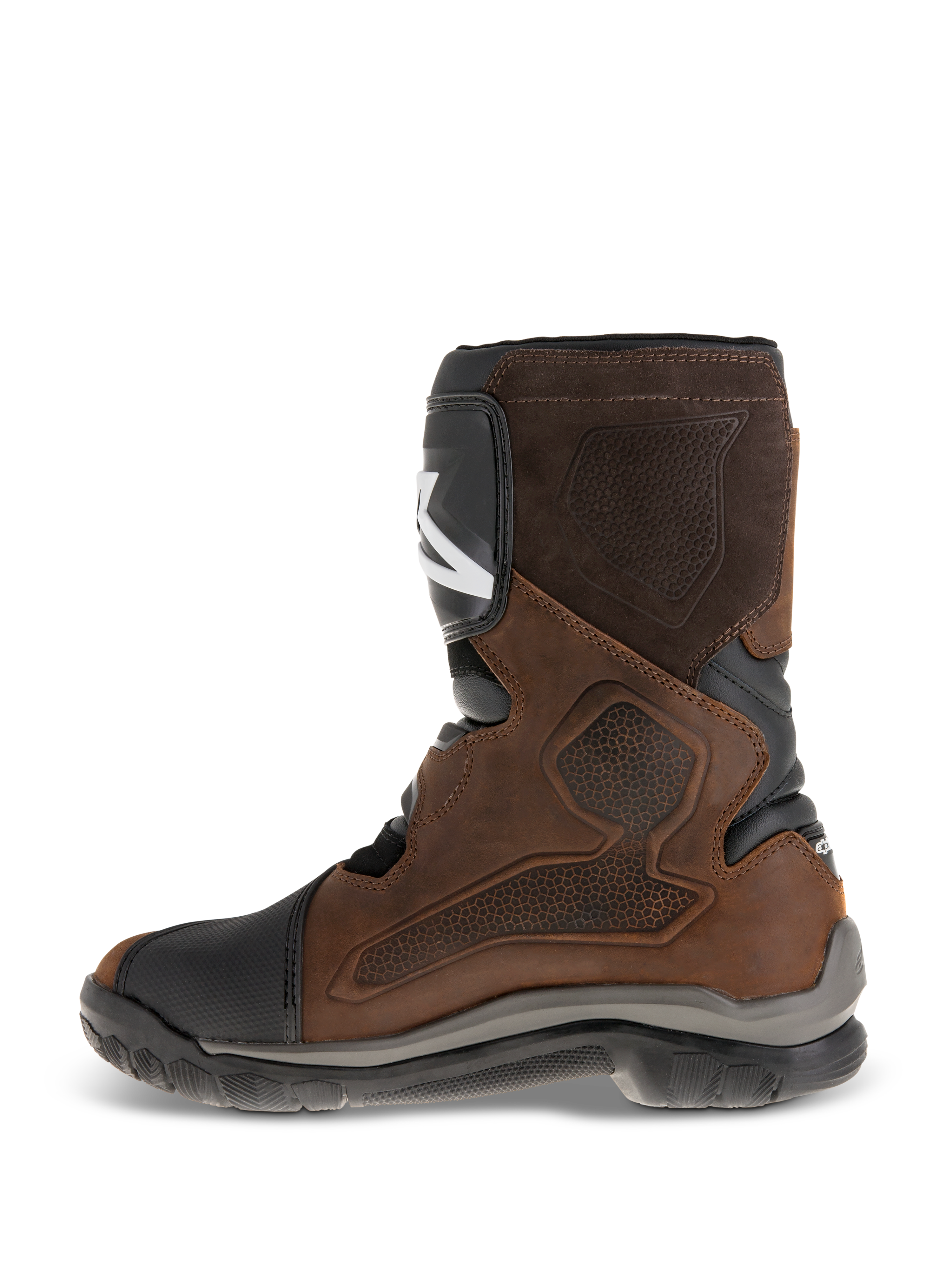 Bottes Alpinestars Belize Drystar®, bottes de moto adventure touring à tige courte, cuir brun huilé avec accents noirs et gris, présentant le côté médial avec un large panneau de préhension à texture thermopressée, plaque tibiale en TPU et semelle robuste en caoutchouc vulcanisé.