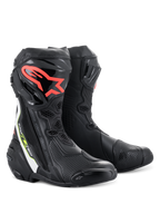 Bottes Alpinestars Supertech R, bottes de course moto haute performance, noires avec logo Alpinestars rouge sur le tibia, accents blancs et jaune fluo, dotées d'une construction technique en microfibre et de plaques de tibia protectrices en TPU.