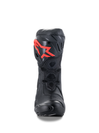 Bottes Alpinestars Supertech R, bottes de moto de course haute performance, noires avec logo rouge, vue de face présentant une plaque de tibia protectrice en TPU, une ventilation en maille nid d'abeille et un design de course aérodynamique