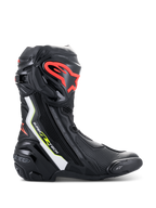 Bottes Alpinestars Supertech R, bottes de course moto haute performance, noir avec accents blancs, rouge fluo et jaune fluo, dotées d'une plaque de tibia protectrice en TPU avec logo rouge, slider d'orteil remplaçable et profil aérodynamique épuré.