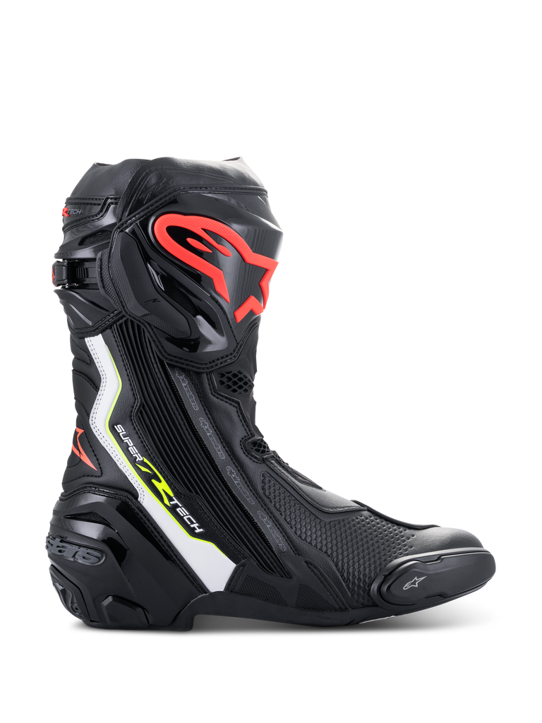 Bottes Alpinestars Supertech R, bottes de course moto haute performance, noir avec accents blancs, rouge fluo et jaune fluo, dotées d'une plaque de tibia protectrice en TPU avec logo rouge, slider d'orteil remplaçable et profil aérodynamique épuré.