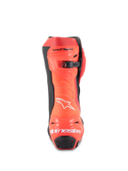 Bottes Alpinestars Supertech R, bottes de course moto, rouge vif et rouge fluo, vue arrière montrant la protection du talon avec logo blanc, détails noirs et fermeture à cliquet micrométrique au mollet.