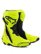 Bottes Alpinestars Supertech R, bottes de course moto, jaune fluo et noir, dotées d'une plaque protège-tibia avec logo Alpinestars, de panneaux en accordéon flexibles et de sliders d'orteils renforcés sur fond blanc