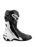 Bottes Alpinestars Supertech R Vented, bottes de course moto, noires et blanches avec des accents rouges, profil latéral présentant de nombreuses perforations pour la respirabilité, grand logo blanc sur le tibia et sliders de protection en TPU