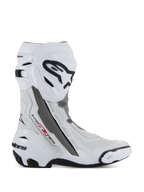 Bottes Alpinestars Supertech R Vented, bottes de course moto, blanches avec des accents gris moyen et noirs, vue de profil montrant les panneaux en microfibre perforés pour la circulation de l'air, grand logo Alpinestars noir et blanc sur le tibia, design aérodynamique avec sliders remplaçables et semelle en caoutchouc noir.