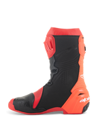 Bottes Alpinestars Supertech R Ventilées, bottes de moto de course, rouge éclatant et rouge fluo avec accents noirs, vue latérale présentant de larges perforations pour un flux d'air maximal et des panneaux de protection en TPU.