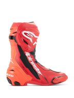 Bottes Alpinestars Supertech R Vented, bottes de moto pour la course, rouge vif et rouge fluo avec accents blancs et noirs, vue de profil montrant des perforations étendues pour la respirabilité, logo Astar blanc sur le tibia, sliders d'orteil et de talon en TPU, chaussures de piste de qualité professionnelle