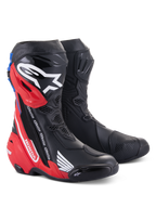 Bottes Alpinestars Honda Supertech R, bottes de course moto, noir, rouge vif et bleu, avec protège-tibias en TPU, marquage Honda et conception aérodynamique avancée pour des performances sur piste et sur route.