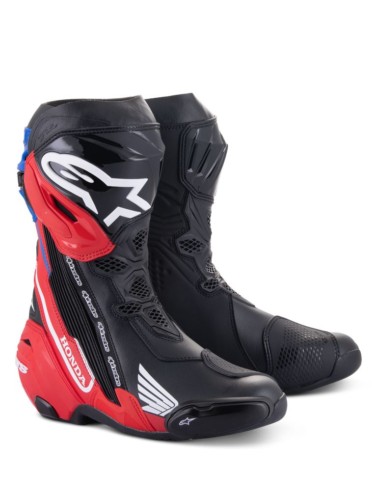Bottes Alpinestars Honda Supertech R, bottes de course moto, noir, rouge vif et bleu, avec protège-tibias en TPU, marquage Honda et conception aérodynamique avancée pour des performances sur piste et sur route.