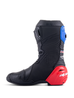 Bottes Honda Supertech R Alpinestars, bottes de moto de course, noir avec des accents rouge vif et bleu, dotées d'un slider de talon en TPU rouge proéminent, d'une guêtre supérieure bleue et du logo Alpinestars, conception technique pour la performance professionnelle sur piste et sur route.
