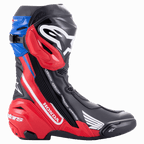Bottes Alpinestars Honda Supertech R, bottes de course de moto professionnelles, noir, rouge vif et bleu, vue de profil avec logos Honda et Alpinestars blancs bien visibles, plaque de protection du tibia en TPU et sliders de pointe et de talon remplaçables.