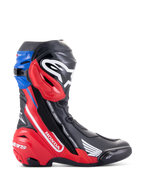 Bottes Alpinestars Honda Supertech R, bottes de moto de course, noir, rouge vif et bleu, avec logo Honda blanc sur le panneau latéral rouge, logo Alpinestars sur le tibia, guêtre supérieure bleue, design aérodynamique et protection TPU avancée