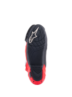 Bottes Alpinestars Honda Supertech R, vue de la semelle, noir et rouge vif, composé de caoutchouc texturé pour l'adhérence, logo Astar blanc sur l'avant-pied et curseur de plaque de talon rouge, équipement de moto de course haute performance.
