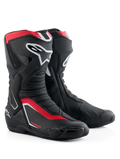 Bottes Alpinestars Honda SMX-6 V3, bottes de moto de performance, noir, rouge vif et blanc, avec protections du tibia et de la cheville en TPU, panneaux en maille ventilés et profil aérodynamique moderne avec marquage Honda.