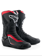 Bottes Alpinestars Honda SMX-6 V3, bottes de moto de performance, noir, rouge vif et blanc, avec protections du tibia et de la cheville en TPU, panneaux en maille ventilés et profil aérodynamique moderne avec marquage Honda.