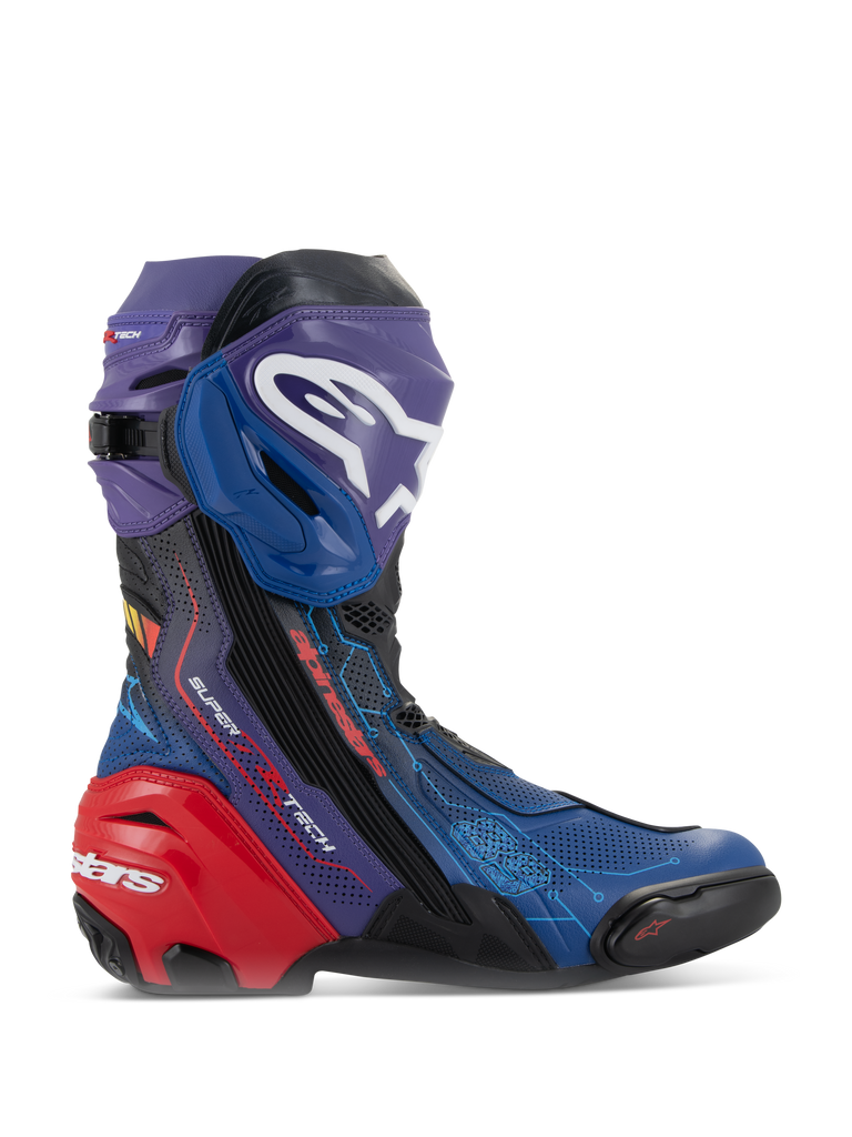 Bottes Alpinestars Supertech R LE Martinator R01 Vented, bottes de moto de course haute performance, coloris éclatant bleu, violet et rouge, dotées d'un châssis en microfibre perforée, logo Alpinestars blanc distinctif sur la plaque tibiale et protection de talon rouge renforcée