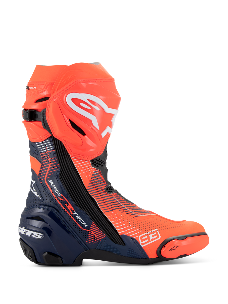 Bottes Alpinestars Supertech R Vented MM93 Replica, bottes de course moto, rouge fluo et bleu marine avec accents noirs, tige en microfibre perforée pour la ventilation, logo Alpinestars blanc sur le tibia et numéro 93 sur la pointe.