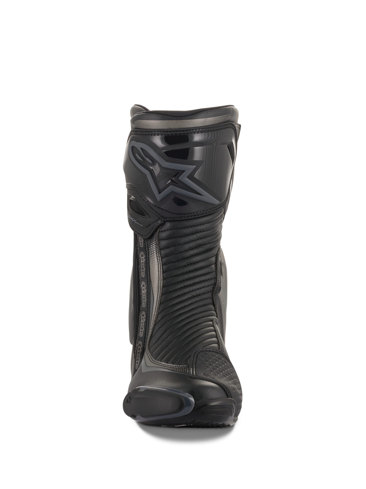 Bottes Alpinestars SMX Plus V2, bottes de moto racing et sport, noir et gris foncé, vue de face présentant un protège-tibia profilé en TPU avec logo Alpinestars, des panneaux flexibles en accordéon pour la liberté de mouvement et un profil aérodynamique élégant pour le pilotage de performance.