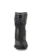 Bottes Alpinestars SMX Plus V2, bottes de moto racing et sport, noir et gris foncé, vue de face présentant un protège-tibia profilé en TPU avec logo Alpinestars, des panneaux flexibles en accordéon pour la liberté de mouvement et un profil aérodynamique élégant pour le pilotage de performance.
