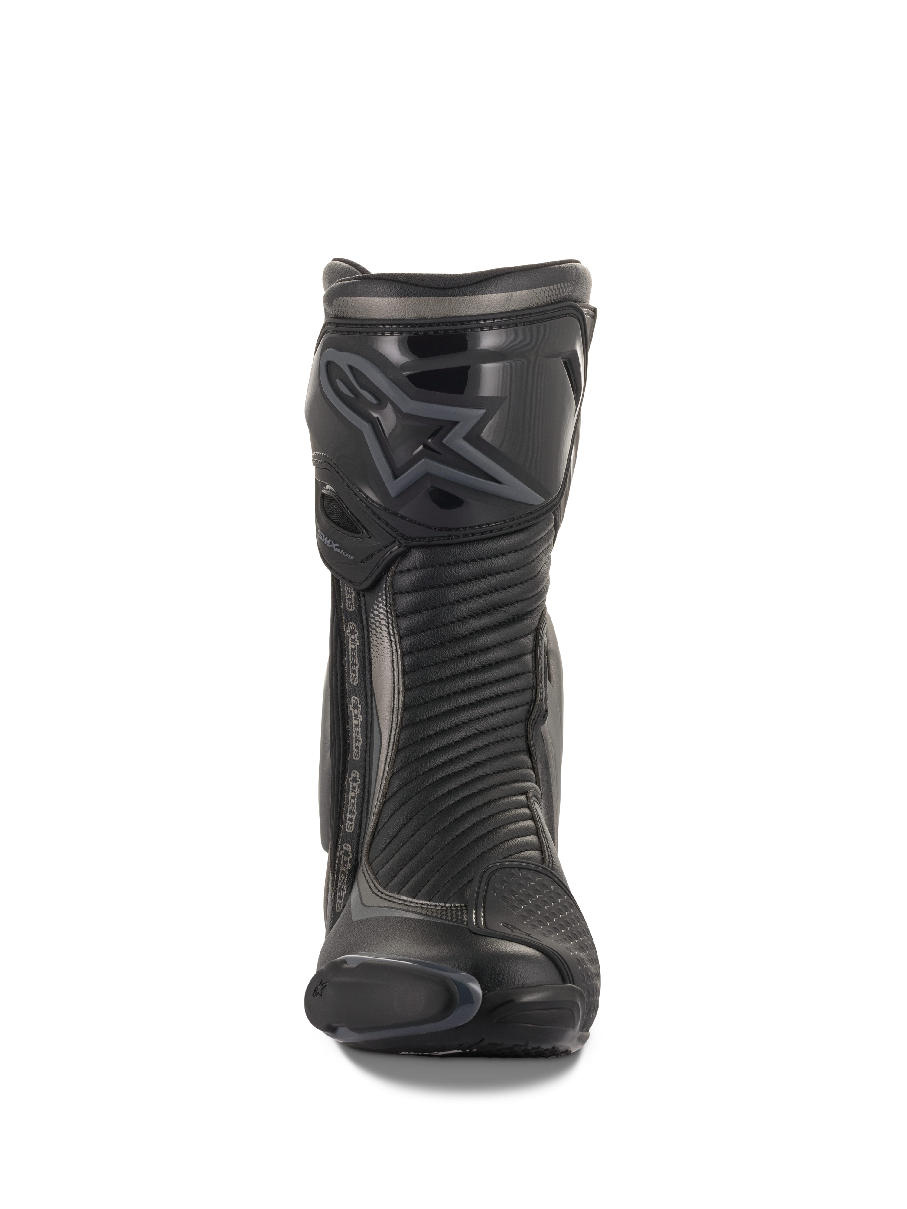 Bottes Alpinestars SMX Plus V2, bottes de moto racing et sport, noir et gris foncé, vue de face présentant un protège-tibia profilé en TPU avec logo Alpinestars, des panneaux flexibles en accordéon pour la liberté de mouvement et un profil aérodynamique élégant pour le pilotage de performance.
