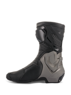 Bottes Alpinestars SMX Plus V2, bottes de course moto, noir et gris foncé, profil latéral montrant la tige en microfibre avec zones flexibles en accordéon et système de protection de la cheville Multi-Link Control gris