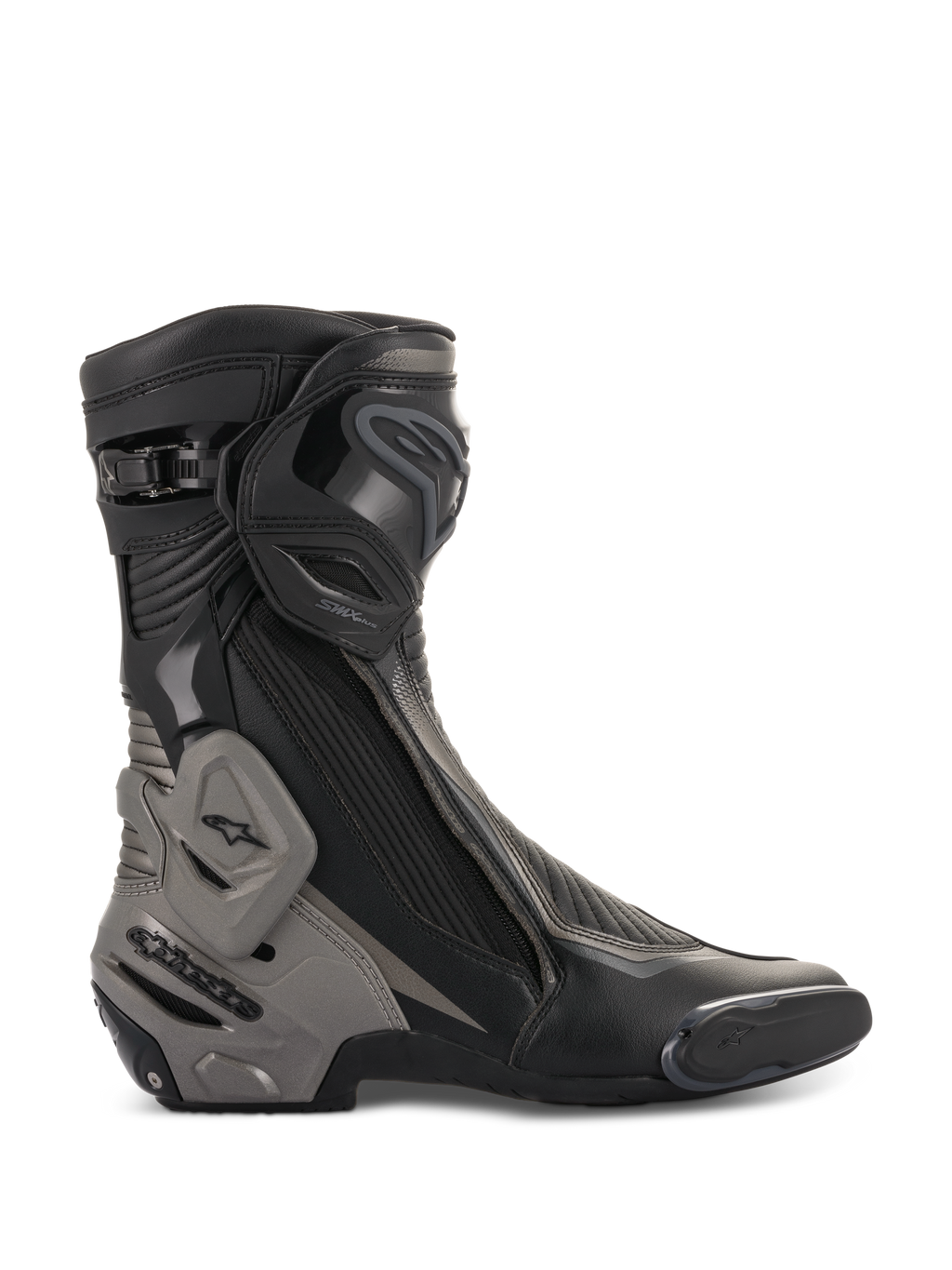 Bottes Alpinestars SMX Plus V2, bottes de course moto, noir et gris foncé, profil latéral montrant la plaque de tibia avancée en TPU et le renfort de talon, système Multi-Link Control, zones accordéon flexibles, fermeture éclair latérale et construction aérodynamique en microfibre pour la conduite de performance.