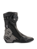 Bottes Alpinestars SMX Plus V2, bottes de course moto, noir et gris foncé, profil latéral montrant la plaque de tibia avancée en TPU et le renfort de talon, système Multi-Link Control, zones accordéon flexibles, fermeture éclair latérale et construction aérodynamique en microfibre pour la conduite de performance.