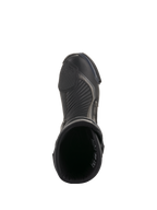Bottes Alpinestars SMX Plus V2, noir et gris foncé, vue de dessus d'une seule botte de moto de course, avec renfort de sélecteur texturé, zones de flexion en accordéon et design à ouverture supérieure, chaussures de performance pour la route
