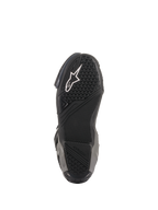 Bottes Alpinestars SMX Plus V2, bottes de moto racing/sport, noir et gris foncé, vue de dessous de la semelle en caoutchouc texturé avec logo Astar blanc et zones de grip spécialisées pour la traction sur les repose-pieds.