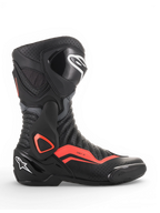 Bottes Alpinestars SMX-6 V2 ventilées, bottes racing de moto noires et grises avec accents rouges fluorescents, perforations d’aération et protections de cheville et de tibia