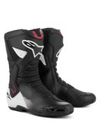 Bottes Alpinestars SMX-6 V3, bottes de moto haute performance, graphisme noir, blanc et rouge, dotées d'une tige en microfibre avancée, d'un système de protection de cheville en TPU, de zones de flexion en mesh et du logo Alpinestars sur le mollet et le talon.
