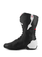 Bottes Alpinestars SMX-6 V3, bottes de moto de performance, graphisme noir, blanc et rouge, vue latérale médiane, construction en microfibre noire avec panneaux de protection en TPU blanc sur le talon et le mollet, accents rouges et zones en accordéon flexibles pour une mobilité et une protection accrues.