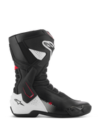Bottes Alpinestars SMX-6 V3, bottes de moto de course haute performance, noir, blanc et rouge, profil latéral avec renfort de cheville latéral en TPU, protections renforcées du tibia et du talon, zones de flexion en mesh perforé et curseurs d'orteils remplaçables pour la conduite sur piste et sur route.