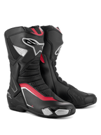 Bottes Alpinestars SMX-6 V3, bottes de moto de performance, noir, argent et rouge, avec une tige en microfibre profilée, une protection en TPU, des accents rouges et le logo Alpinestars sur le côté latéral.