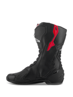 Bottes Alpinestars SMX-6 V3, bottes de moto haute performance, noires avec des accents rouges et argentés, vue de profil montrant la construction en microfibre et les panneaux de protection en TPU, design dérivé de la course pour la piste et la route