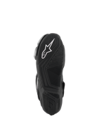 Bottes Alpinestars SMX-6 V3, noires, vue de la semelle extérieure avec surface en caoutchouc texturé pour l'adhérence, logo Alpinestars blanc sur le talon, marquage embossé, conçues pour la conduite de performance sur piste et sur route.