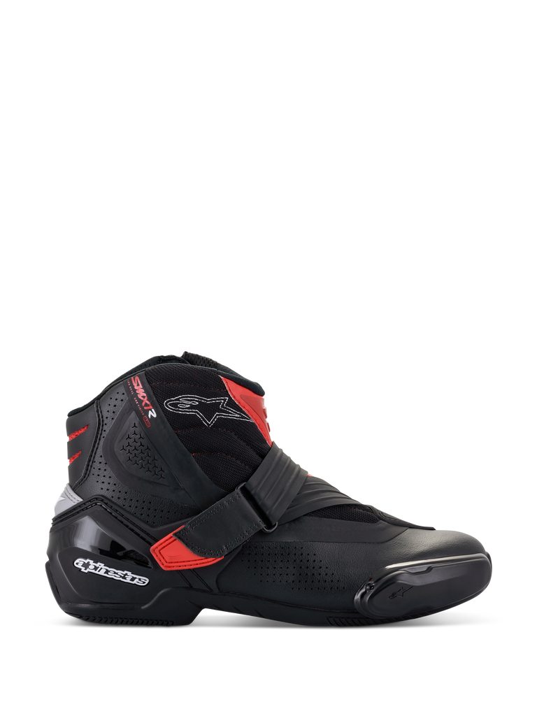 Bottes Alpinestars SMX-1 R V2 Vented, chaussures de moto coupe basse, noir avec accents rouges et logos blancs, tige en microfibre perforée pour une ventilation maximale, contrefort de talon et protections latérales en TPU, design sportif haute performance
