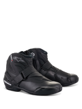 Alpinestars SMX-1 R V2 Boots, bottes de moto noires à coupe basse, logos blancs et accents rouges, fermeture par sangle Velcro et zip latéral, protection TPU renforcée, design aérodynamique pour la route et le sport