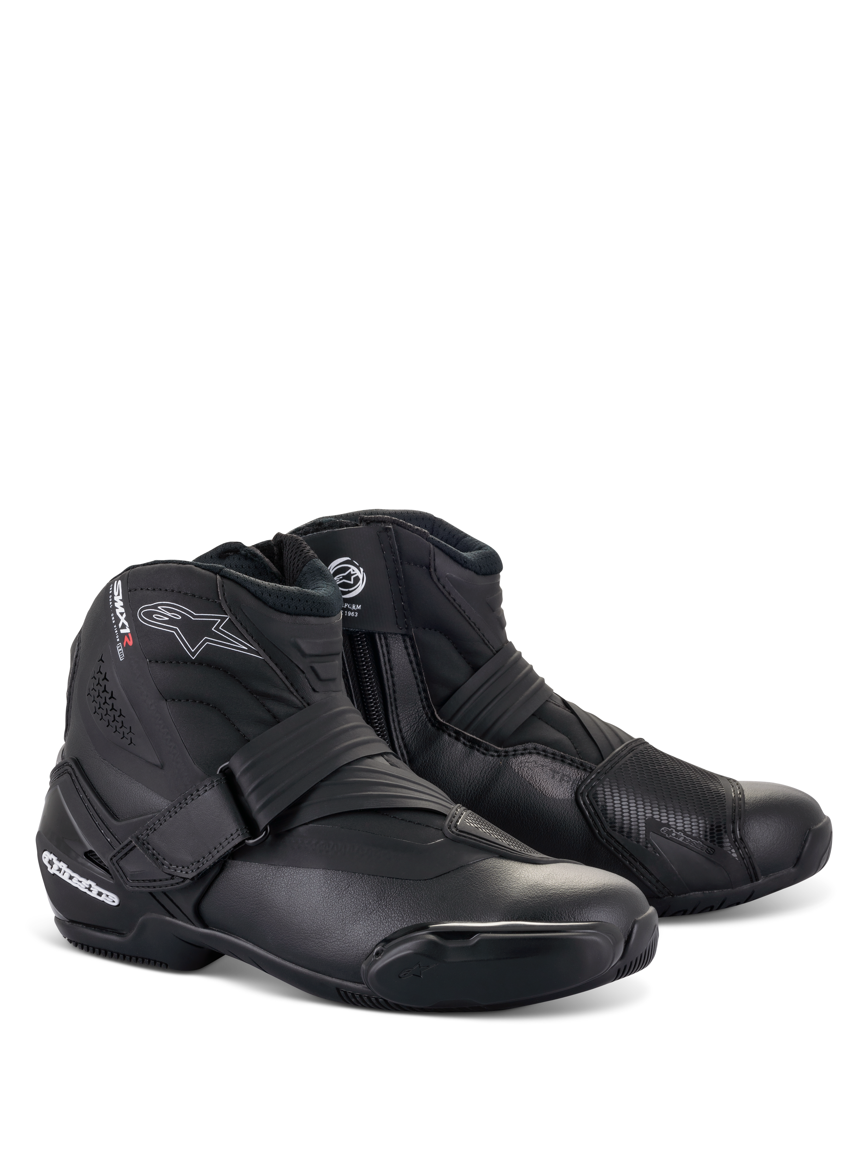 Alpinestars SMX-1 R V2 Boots, bottes de moto noires à coupe basse, logos blancs et accents rouges, fermeture par sangle Velcro et zip latéral, protection TPU renforcée, design aérodynamique pour la route et le sport