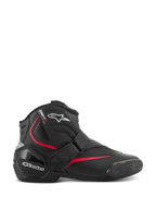 Bottes Alpinestars SMX-1 R V2, bottines de moto de performance à coupe basse, noires avec des accents rouges et blancs, fermeture par sangle Velcro sécurisée, contrefort de talon et protection de cheville en TPU renforcé, zones de flexion en accordéon et semelle en caoutchouc texturé pour la conduite sportive sur route