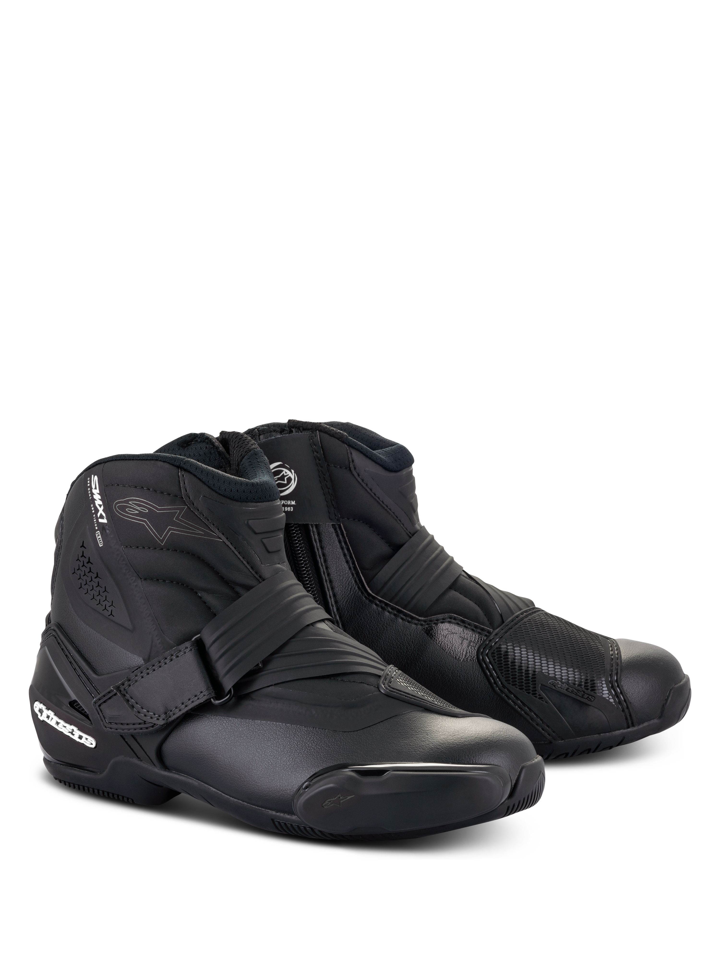 Bottines Alpinestars Stella SMX-1 R V2, chaussures de moto basses pour femme, noir, avec tige en microfibre, contrefort de talon et protège-sélecteur en TPU, fermeture par sangle et profil aérodynamique sportif.