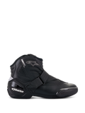 Bottes Alpinestars Stella SMX-1 R V2, bottines de moto pour femme, noires, vue de profil avec construction en microfibre, fermeture à sangle réglable, contrefort de talon renforcé en TPU avec marquage blanc, logo étoile et semelle en caoutchouc durable.