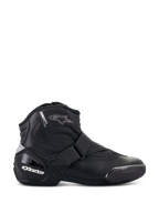 Bottes Alpinestars Stella SMX-1 R V2, bottines de moto pour femme, noires, vue de profil avec construction en microfibre, fermeture à sangle réglable, contrefort de talon renforcé en TPU avec marquage blanc, logo étoile et semelle en caoutchouc durable.