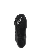 Bottes Alpinestars SMX-6 V3 Drystar®, vue de la semelle en caoutchouc noir, logo A-star blanc sur l'avant et marquage Alpinestars en relief sur le talon, motif texturé complexe pour l'adhérence et la performance