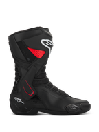Bottes Alpinestars SMX-6 V3 Drystar, bottes de moto sport, noires avec accents rouges et blancs, vue de profil, construction en microfibre imperméable, renfort de cheville latéral en TPU avec détails rouges, logos blancs sur le tibia et le talon, slider d'orteil intégré et zones de flexion en mesh